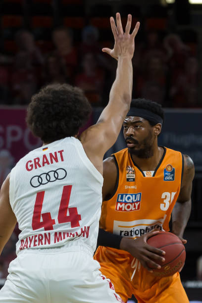 孔蒂的牵线 孔蒂的牵线